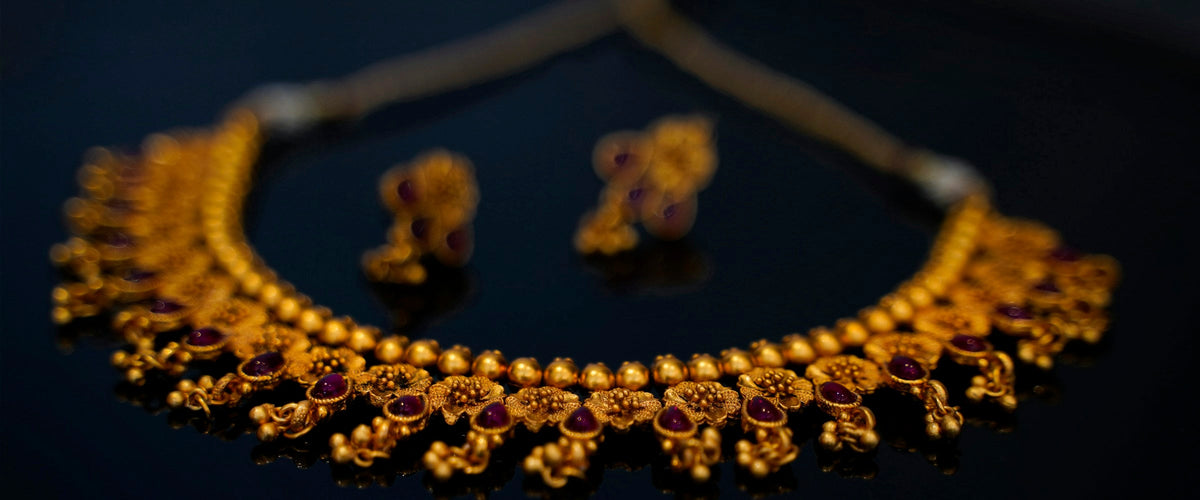 Gold pendant necklace